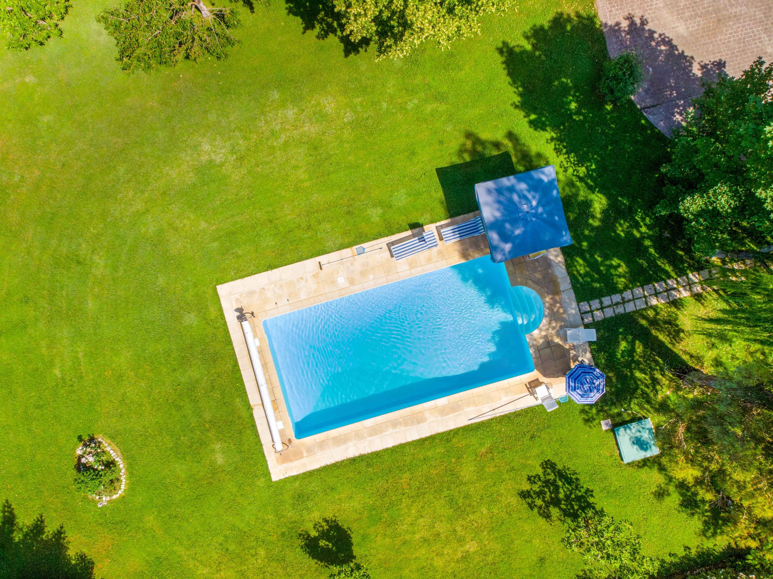 giardino con piscina casa vacanze