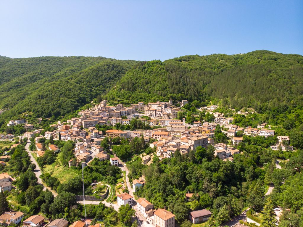 paese con casa vacanze con piscina